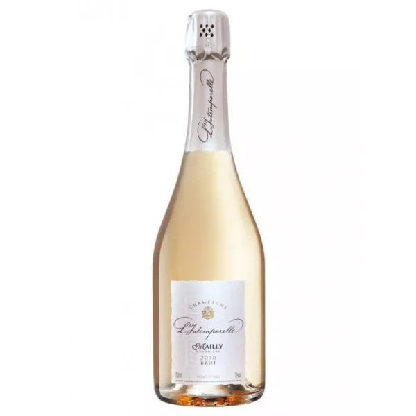 Bouteille de Champagne Mailly L’Intemporelle Brut 2016, vue de face, étiquette blanche sur fond doré