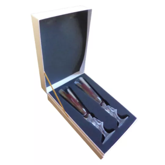Deux flûtes en cristallin Amour de Deutz avec pied en forme d'angelot, présentées dans un coffret blanc