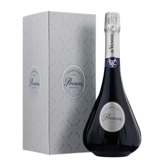 Bouteille de Champagne De Venoge Princes Extra Brut, vue de face, étiquette argentée sur fond noir