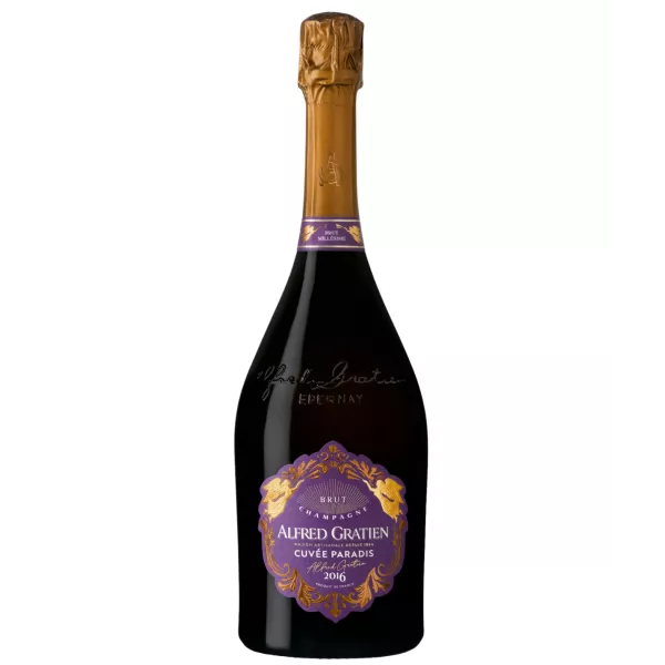 Champagne Alfred Gratien Cuvée Paradis 2016 versé dans un verre révélant sa robe dorée