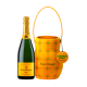 Bouteille Champagne Veuve Clicquot Brut Carte Jaune et son seau jaune design Sun Holder par l'artiste Yinka Ilori.