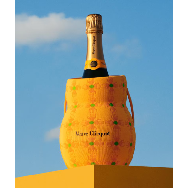 Veuve Clicquot Carte Jaune édition limitée avec seau à champagne isotherme Sun Holder au design géométrique par Yinka Ilori.