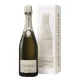 Bouteille de Champagne Louis Roederer Collection 246 avec son étui élégant sur fond minimaliste