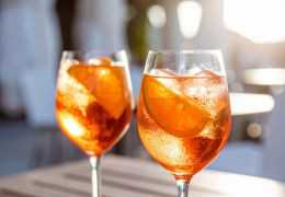 Champagne vs Prosecco : Guide complet des différences et conseils de choix