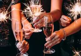 Comment organiser une fête surprise de champagne en 5 étapes simples