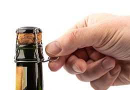 Maîtriser l'Art du Dégorgement : Guide Complet pour Ouvrir une Bouteille de Champagne Comme un Professionnel